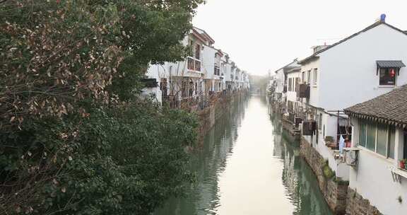 江南水乡河道民居景象
