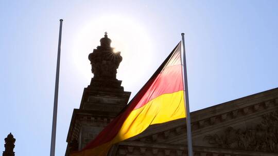 日光照耀下的德国国旗视频素材模板下载