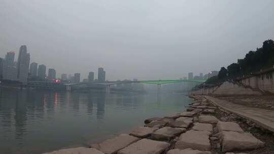 重庆千厮门嘉陵江大桥下眺望洪崖洞