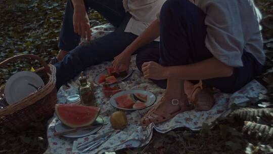 夫妇在户外浪漫的吃野餐 