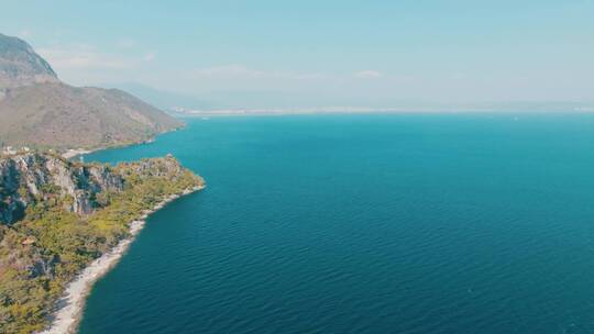 航拍4K远眺抚仙湖生态环境海岸清澈水质素材视频素材模板下载