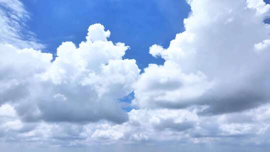 蓝天白云下的蓬松云朵云延时万里云卷云舒