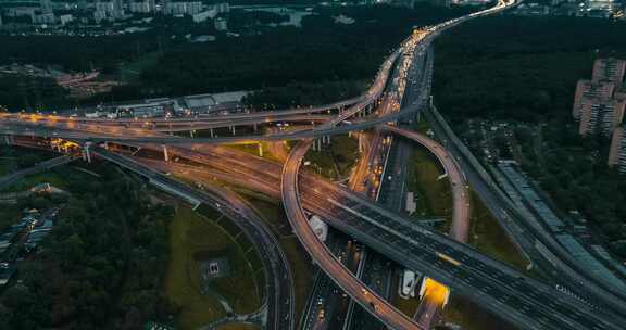 高速公路旁边的城市在夜间天线