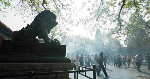 北京雍和宫雍和门烧香祈福