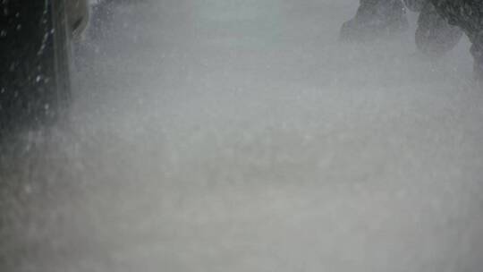 人民警察抗洪抢险雨中救援