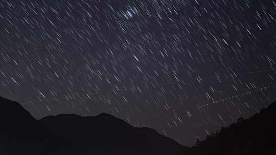 高山大山夜晚星空星轨星星银河延时摄影