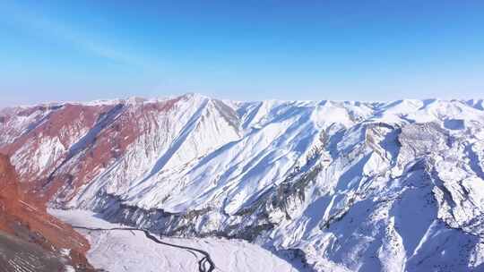 航拍新疆冬季安集海大峡谷红色山脉雪山河流