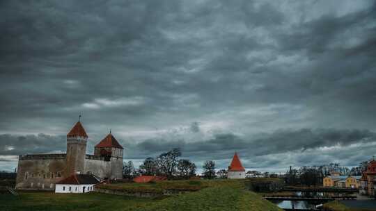 爱沙尼亚萨雷玛岛库雷萨雷。延时延时延时延时主教城堡傍晚