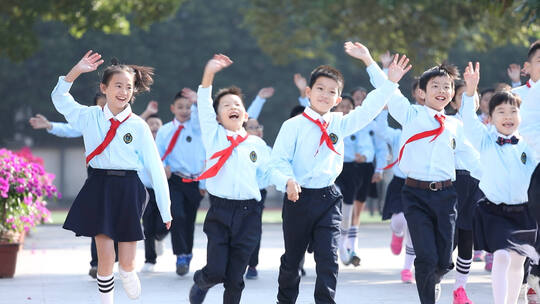 一群小学生奔跑跳跃欢呼高清在线视频素材下载