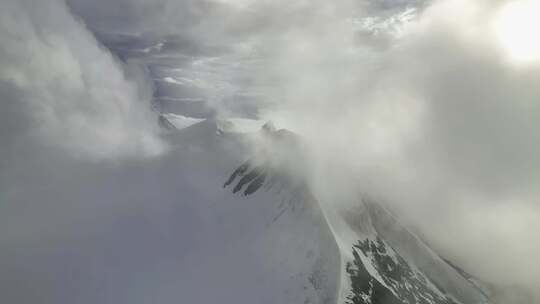 航拍川西沙鲁里山脉云雾中的雪山