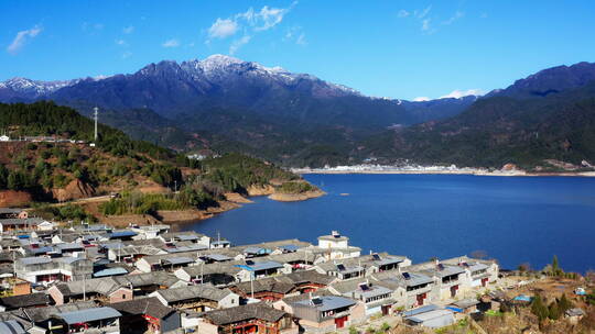 雪山脚下湖边的村庄