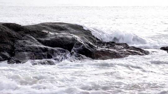 海浪撞击岩石