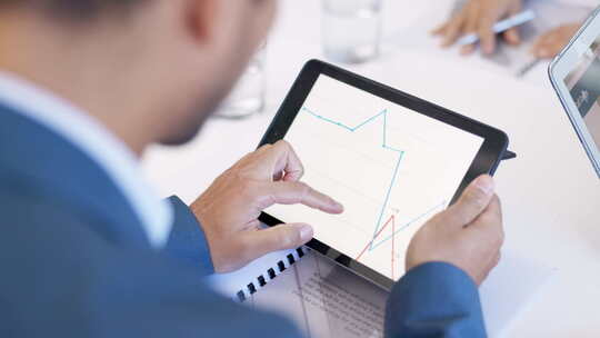 在平板电脑、图表和商人会议上进行金融数据视频素材模板下载