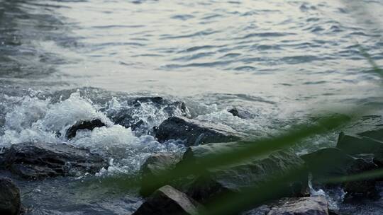 4k海边海平面太湖湖面湖水波涛汹涌的大海