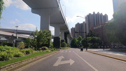 上海封城中的公路路况环境