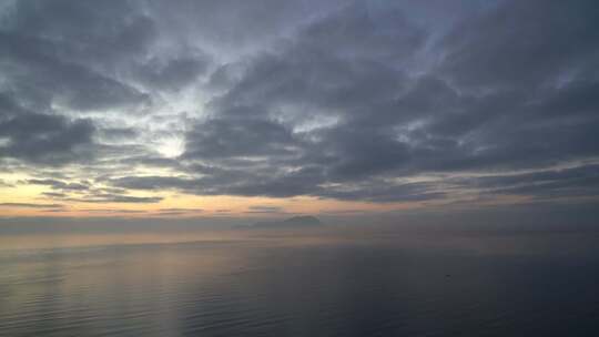 青岛黄岛区红树林度假区，冬季海上日出朝霞