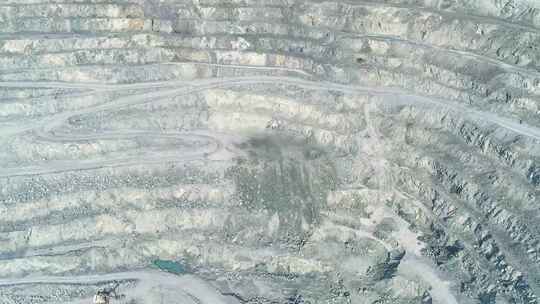 巨大石棉采石场爆炸现场鸟瞰图16高清在线视频素材下载