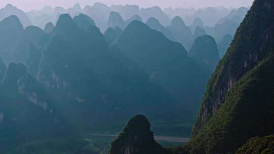 层层叠叠的山峰