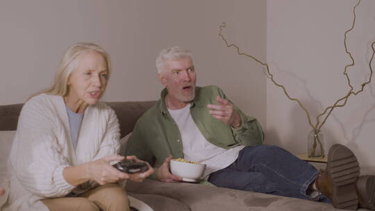 玩电子游戏的快乐老人