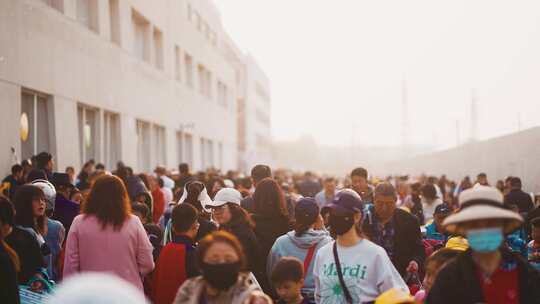 学校门口接孩子的人群