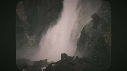 山上的大瀑布8mm胶片风格