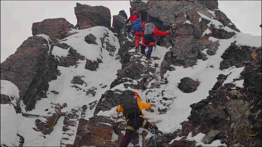 攀登雪宝顶雪山的登山者翻越骆驼背