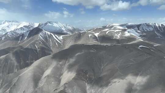 新疆喀什的雪山风光航拍 蓝天白云壮观风景