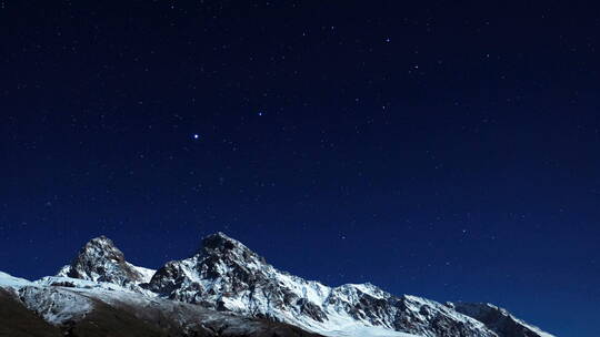 雪山之上的星空