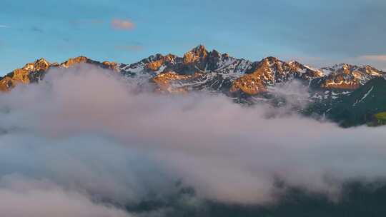 航拍新疆雪山