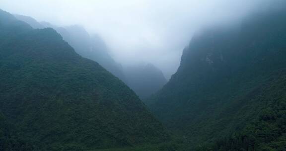 山雨欲来乌云密布峨眉山