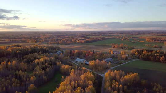 从上面看乡村景色，秋天日落时有很多尝试和农田，有一些乡村h