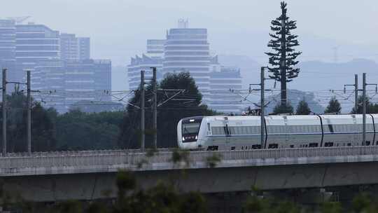 和谐号高铁、动车掠过深圳光明区