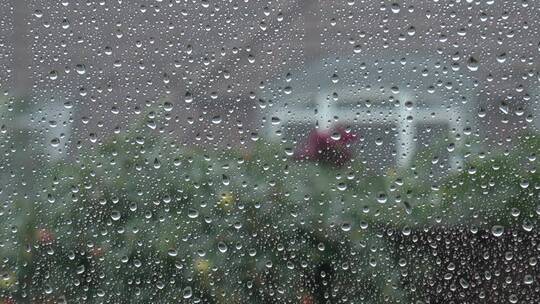 透过玻璃看窗外的雨景