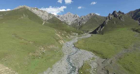 青海互助龙王山山峰草原河流蓝天航拍视频