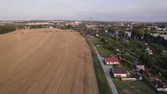 仲夏，捷克再保险公司，一架缓慢的无人机飞越一个被田野和池塘包围的村庄