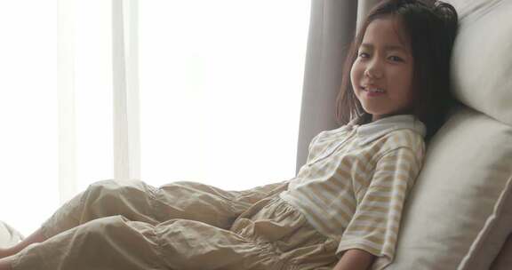 窗边女孩甜美笑容