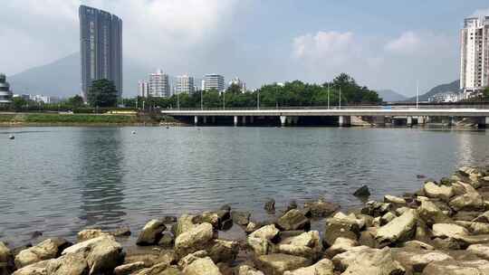 海湾石头岸边