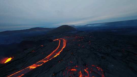 航拍正在喷发的火山口，炼狱般的岩浆流动