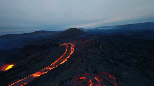 航拍正在喷发的火山口，炼狱般的岩浆流动视频素材模板下载