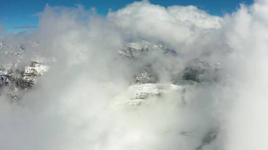 航拍雪山雪景