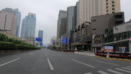 上海封城中的阴天商业街道路况