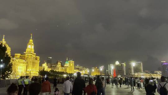 上海外滩看夜景的游客