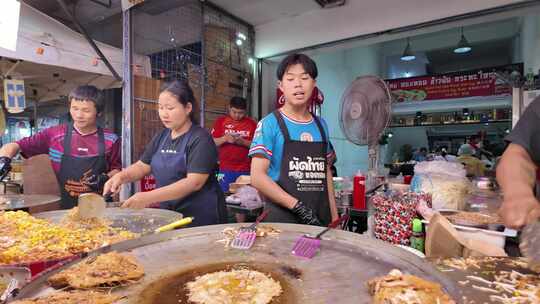 泰国清迈夜市摊位厨师制作特色美食