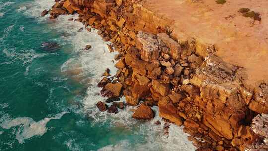 波浪轻轻地撞击着岩石在葡萄牙埃里塞拉的Foz Do Lizandro海滩高清在线视频素材下载