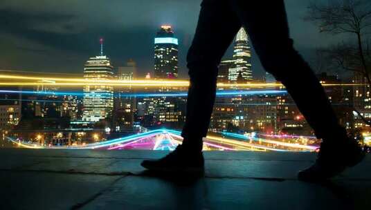 夜晚城市中行人行走画面