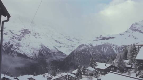 小镇上方的雪山