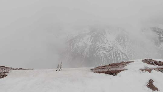 情侣走在雪地上