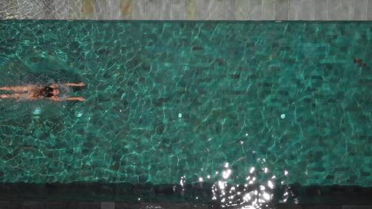 一个在游泳池里游泳的女人视频素材模板下载