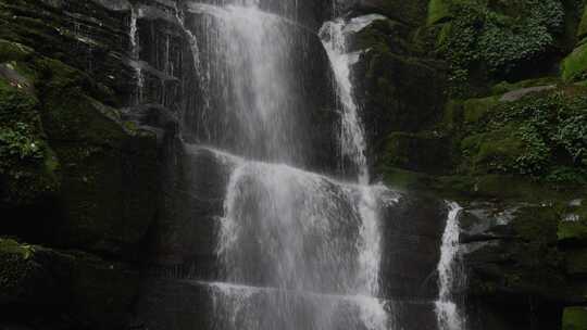 瀑布石壁水流