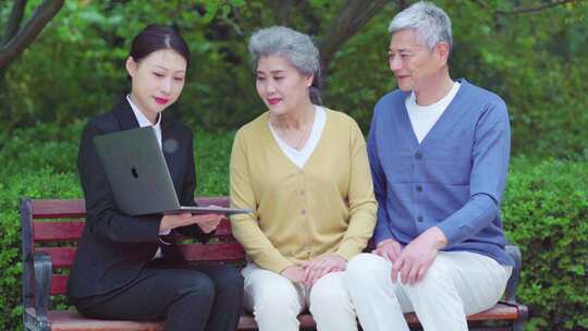 微笑服务 为老人讲解